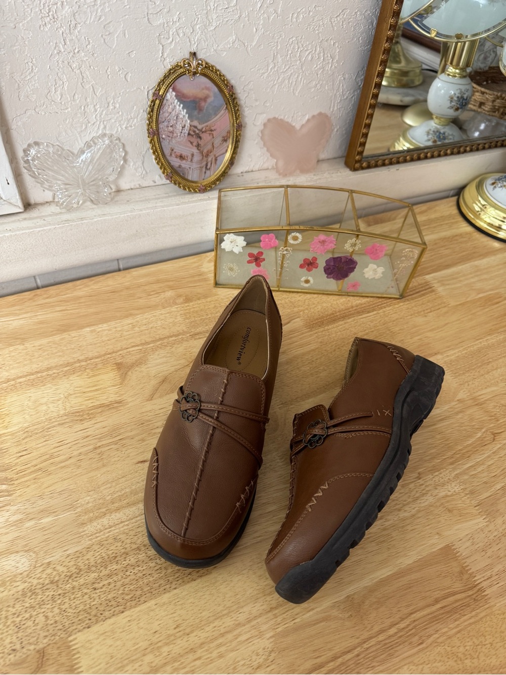 Whimsical Comfortview Brown Loafer Slip-On Shoes Size 9 Wide Flower Detailing